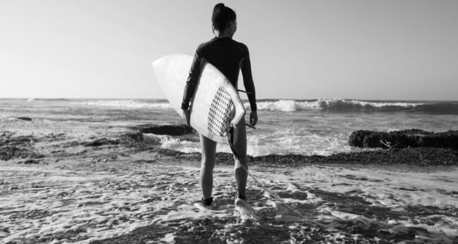 9. surfer-going-to-surf-2021-08-28-13-40-09-utc